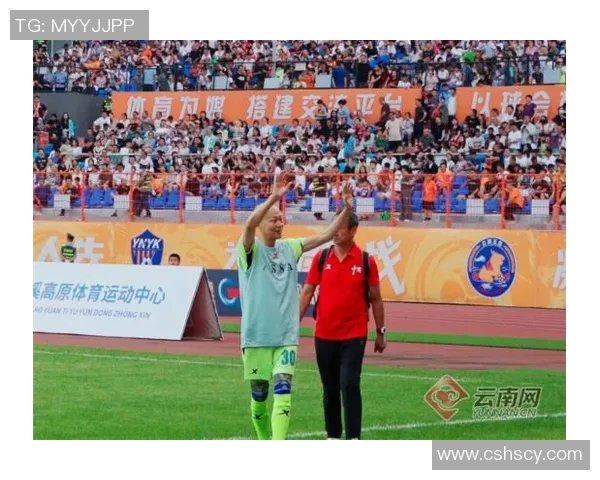 足球明星趣味打闹视频合集展现球场外的欢乐瞬间与友谊时刻